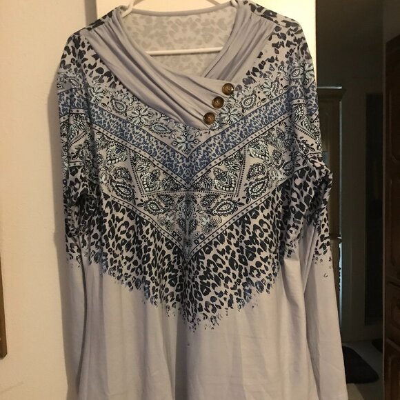 Long sleeved 2X Tee shirt with patterns, folds, and buttons in blues. - Picture 6 of 11